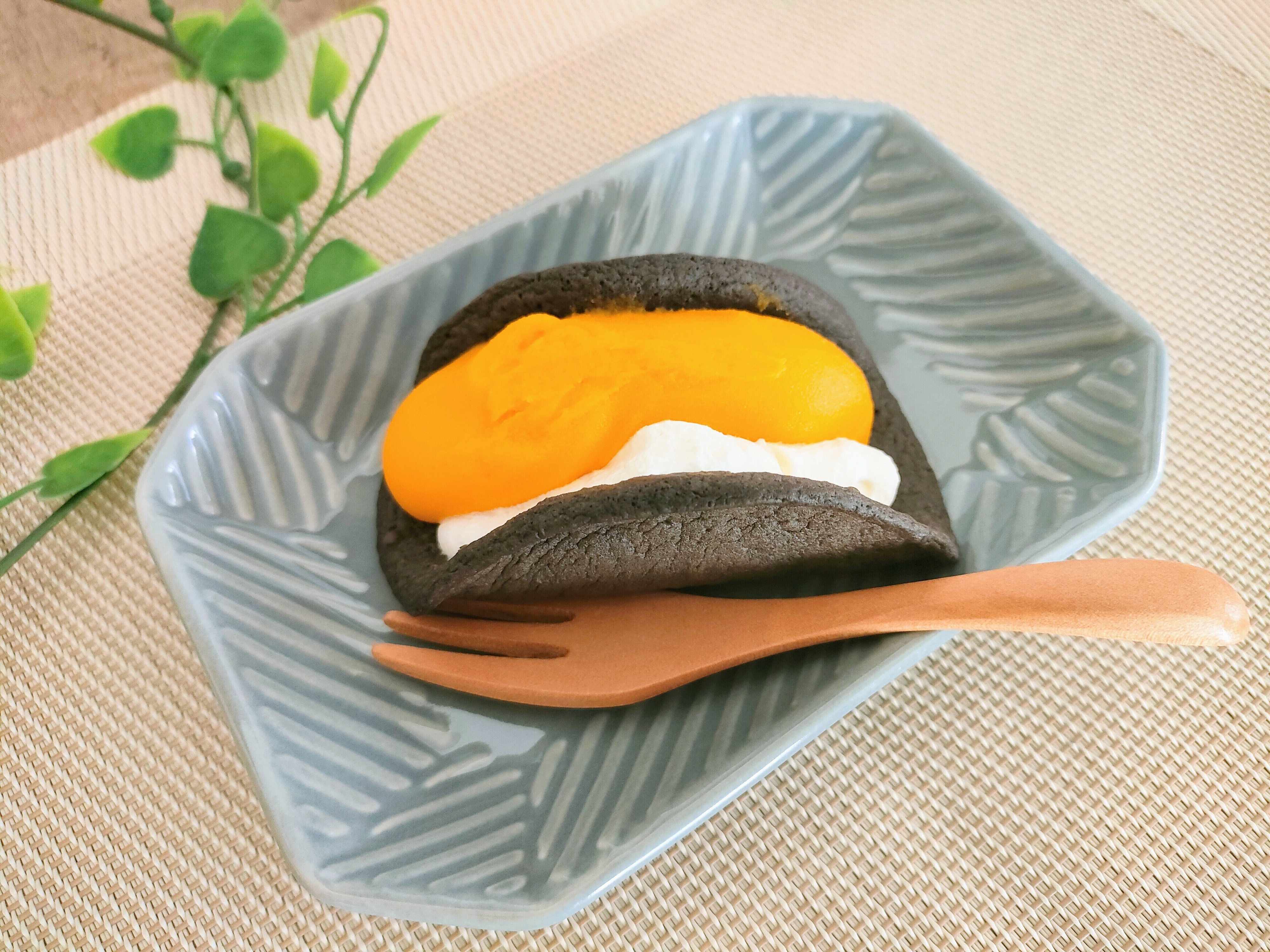 オレンジのかぼちゃペーストと白のクリームと黒の生地のかぼちゃ和むれっとの全体像