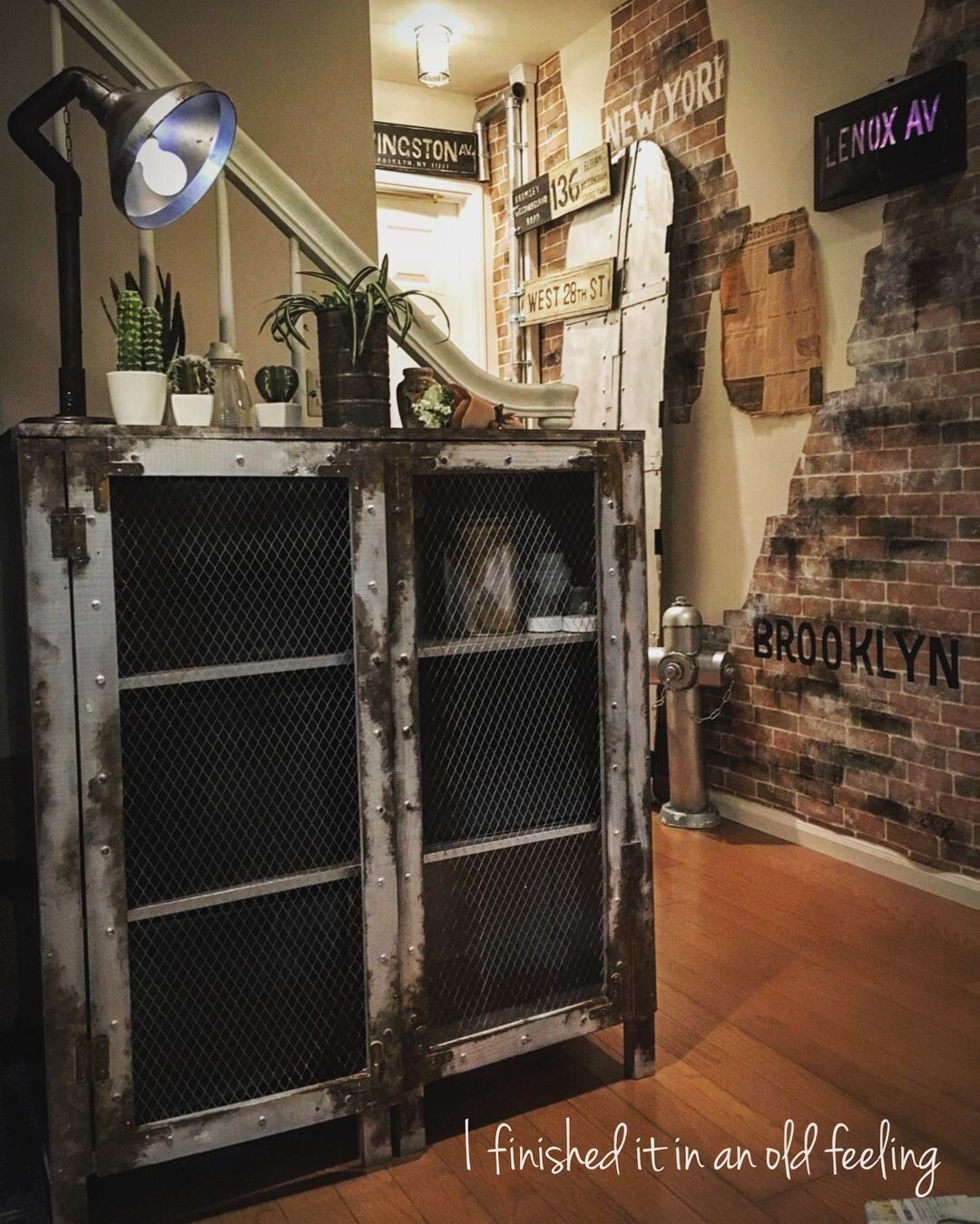 まるで売り物!カラーボックスが両開きの棚に