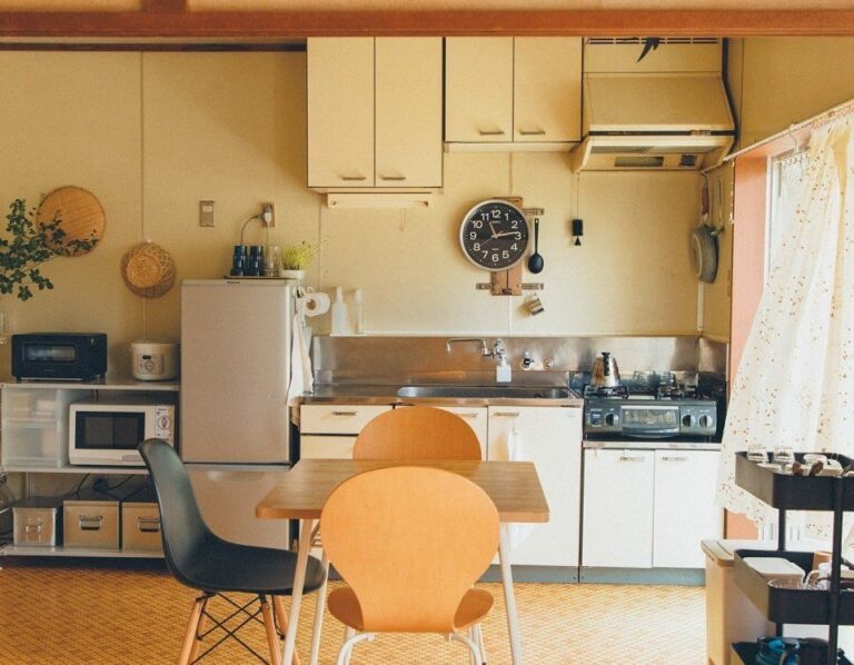 【マネしたい18選】すき間と壁をとことん活用！古くても、狭くても心地良い家