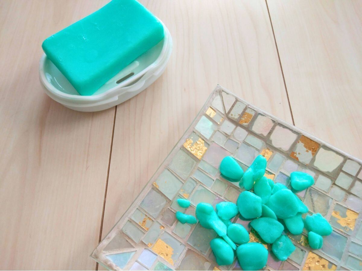 新しいウタマロ石鹸と砕けたウタマロ石鹸