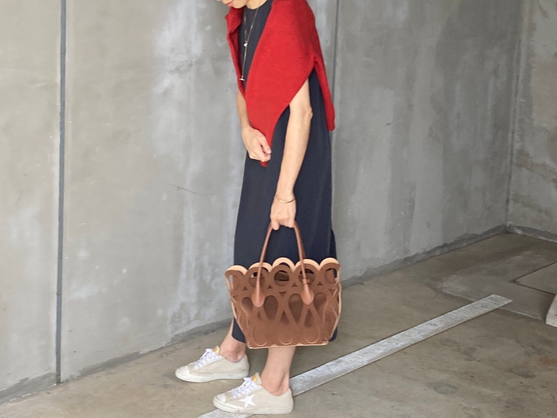 カーディガンの肩掛け