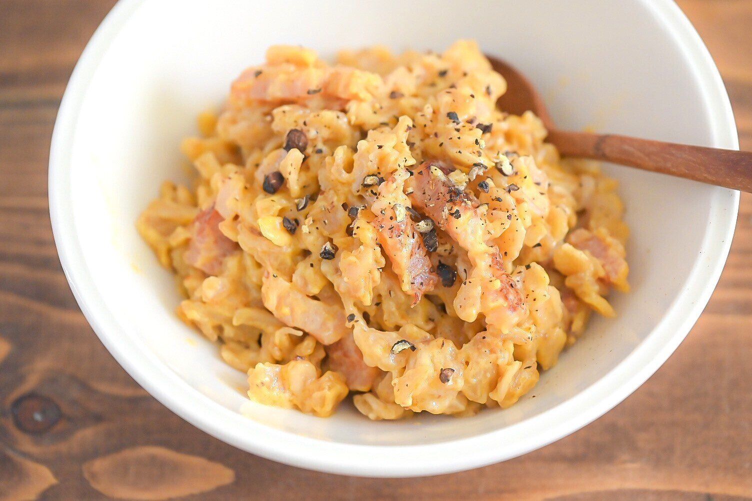 白い皿に盛られたうにバターのオートミールリゾット