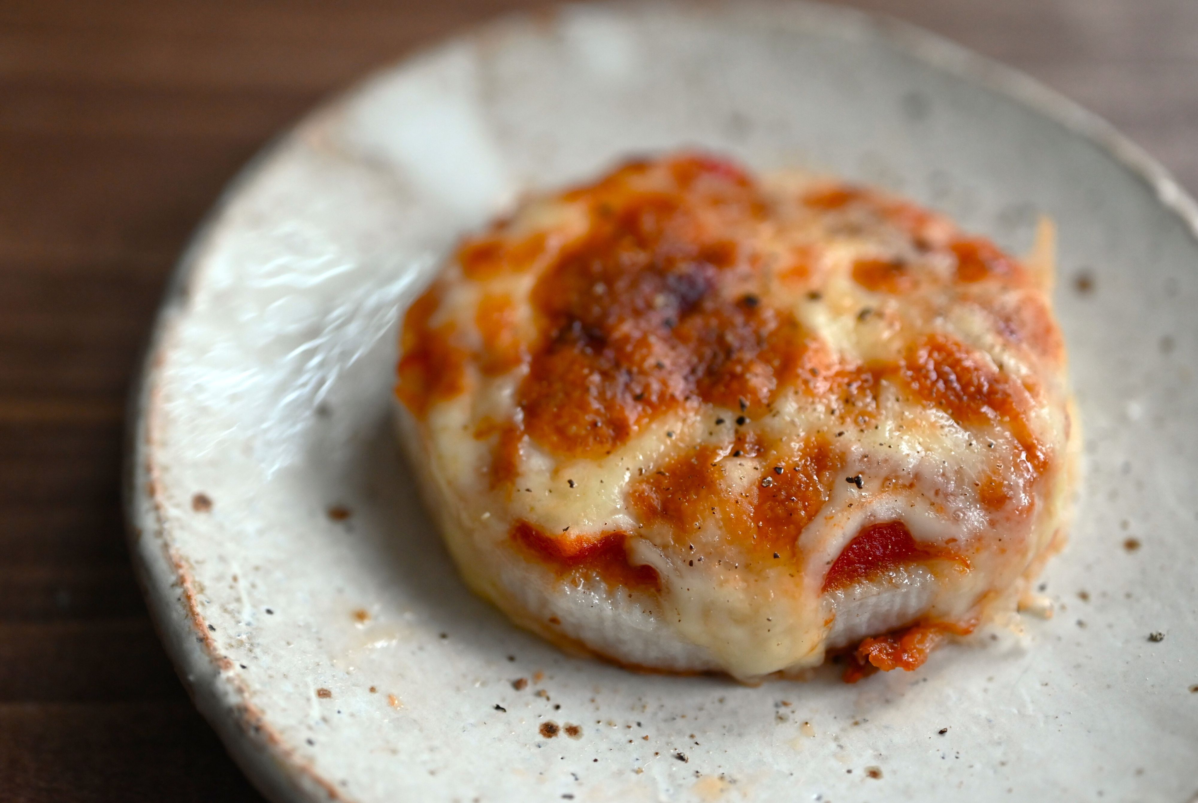 皿に盛られた長芋ピザ