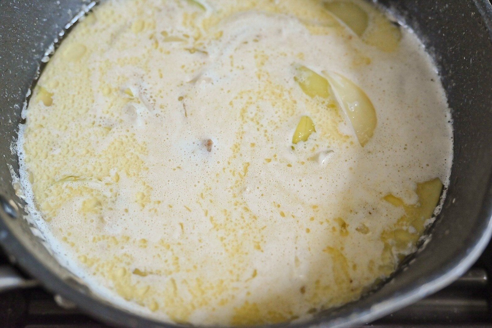 鍋に入った具材入りのココナッツミルク