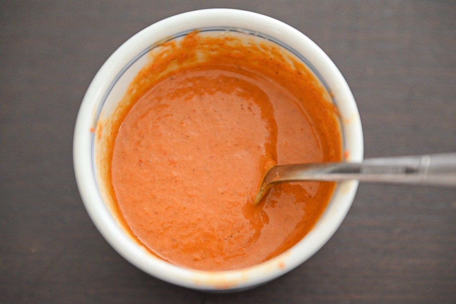 容器に入った溶かしたマッサマンカレーペースト