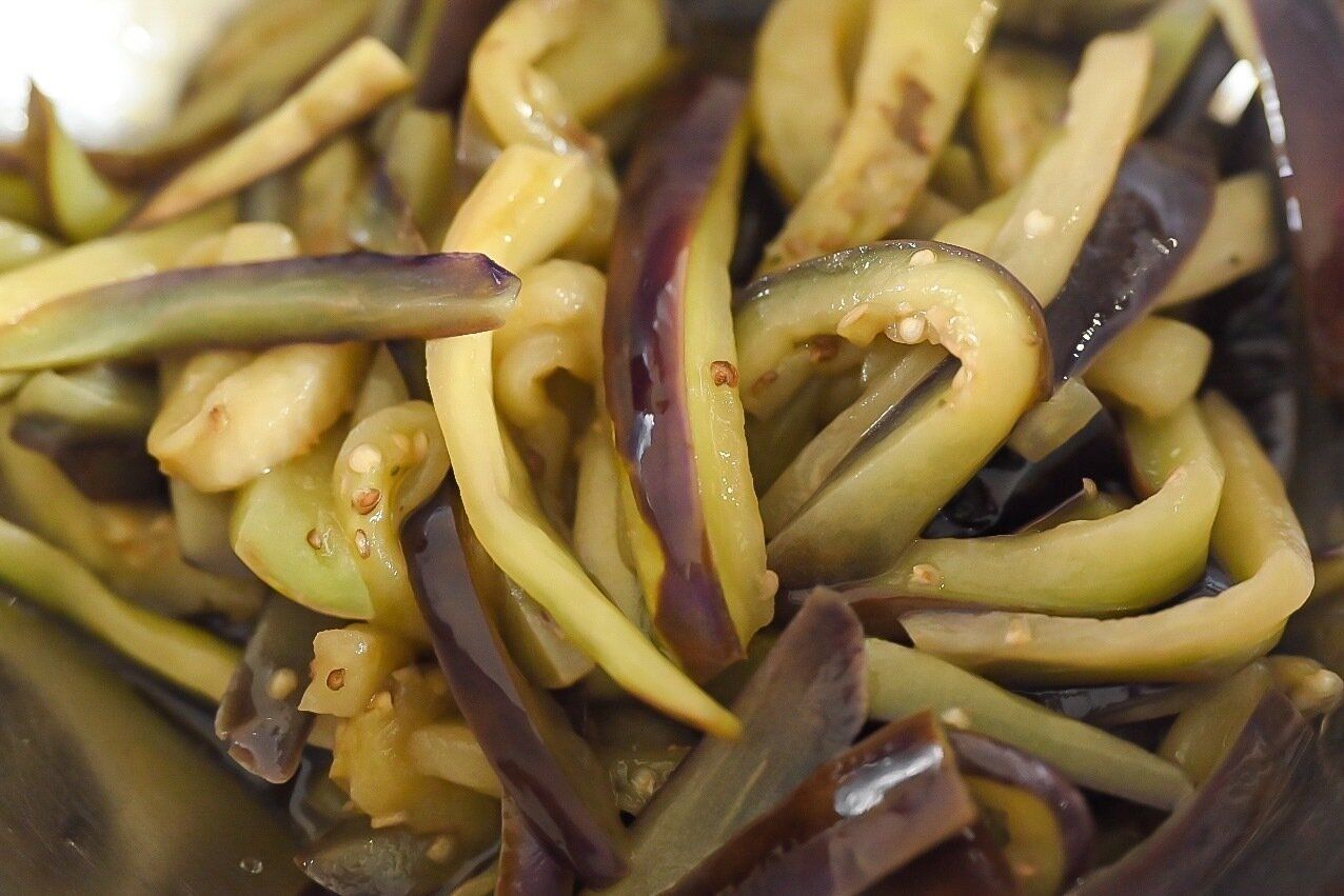 フライパンに入った炒めたなす