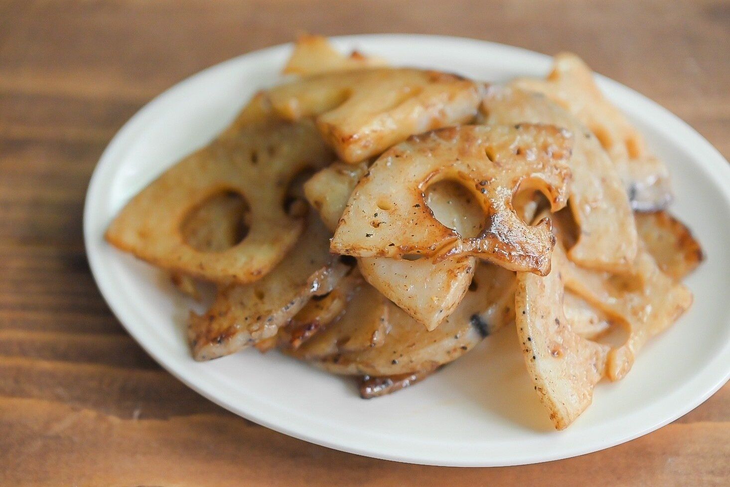 皿に盛られたれんこんの台湾風炒め