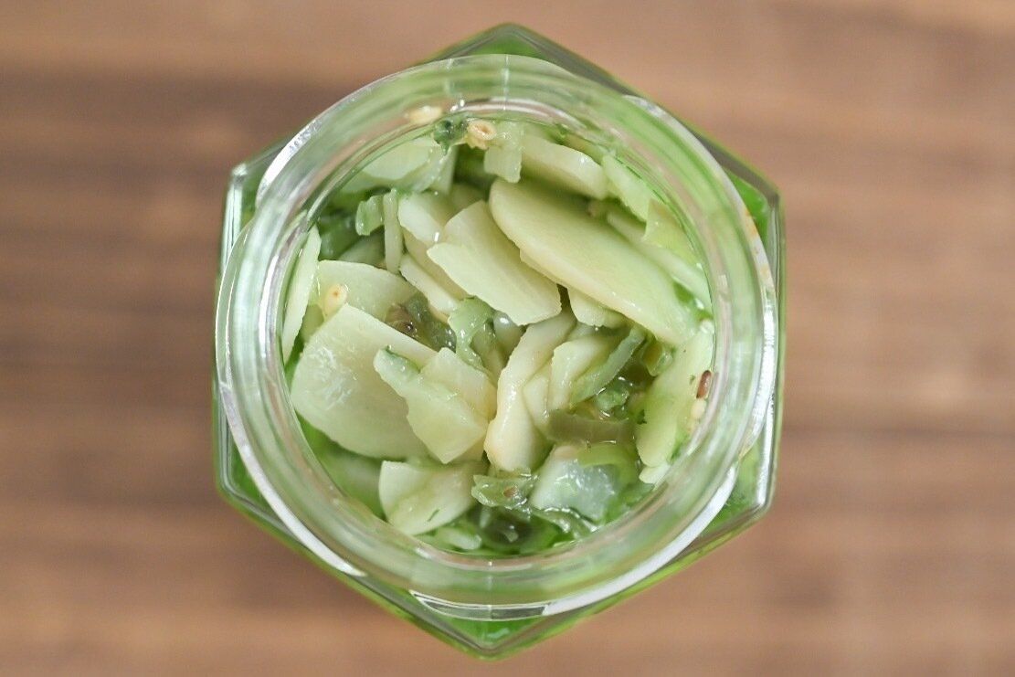 青いにんにく辣油の瓶の中