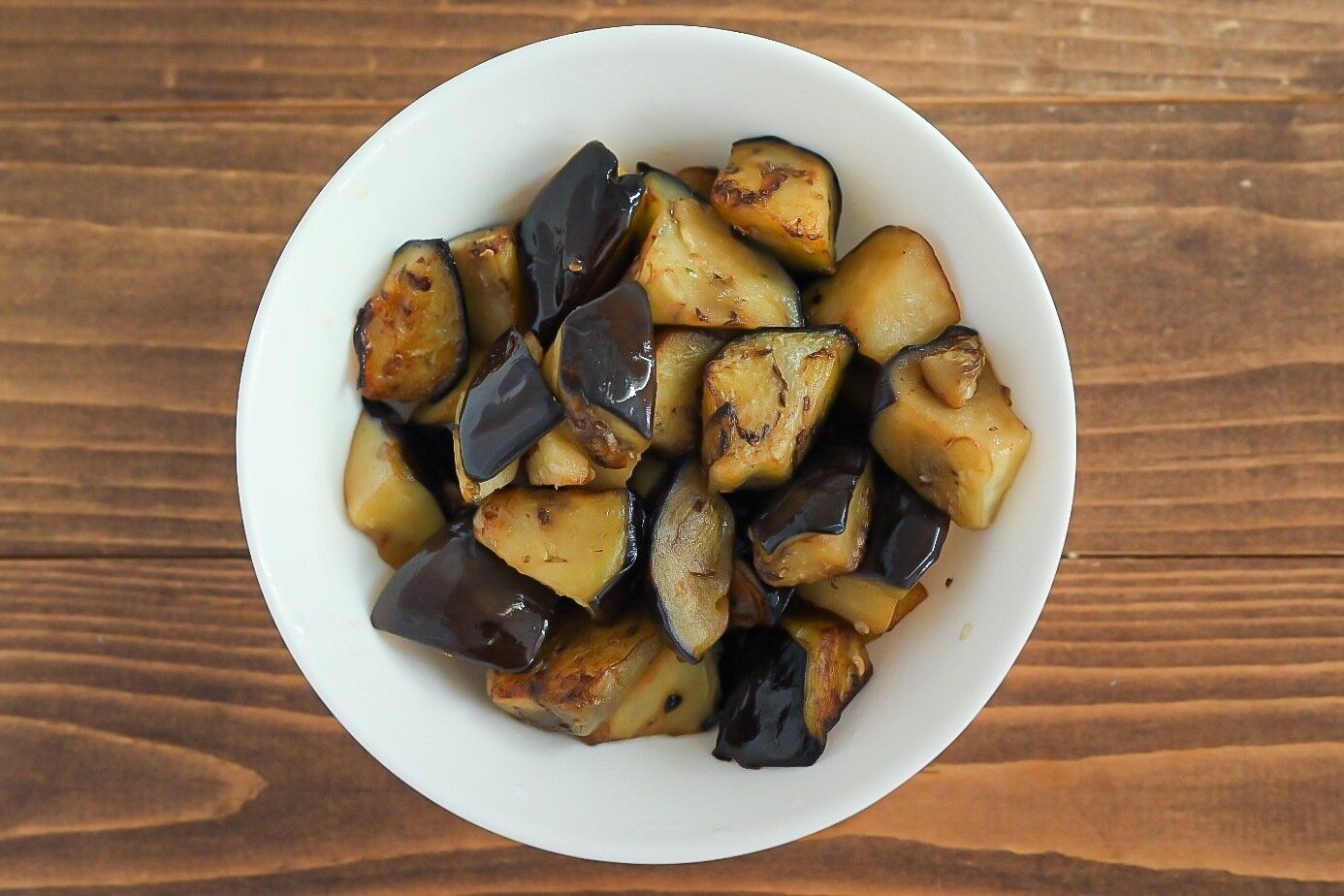 白い皿に入った炒めたなす