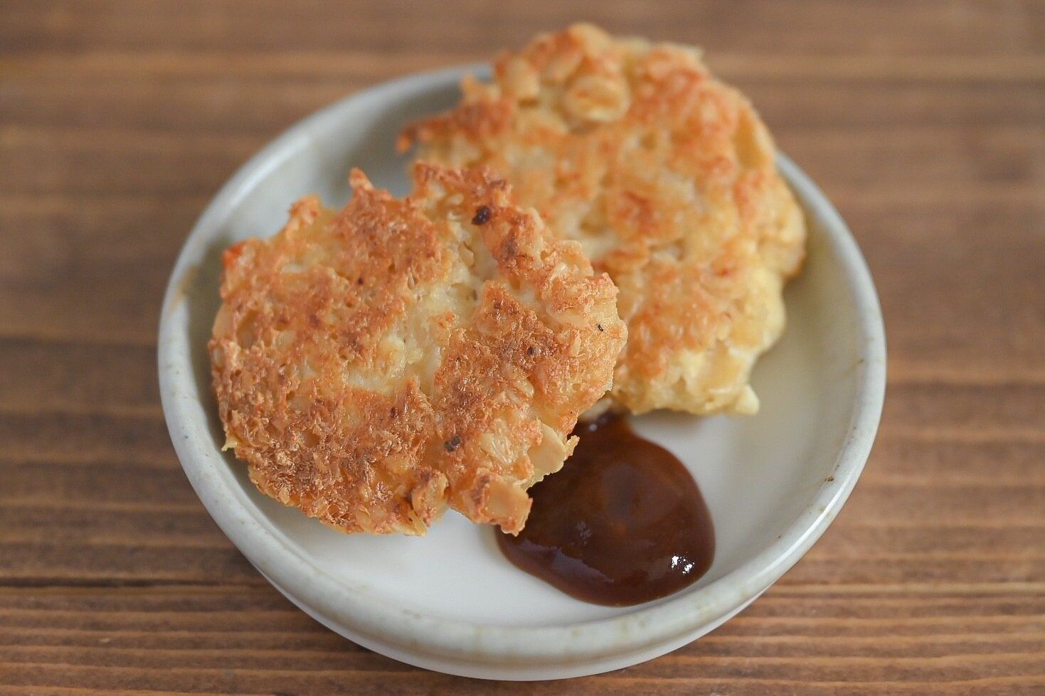 皿に盛られたオートミールと豆腐のナゲット