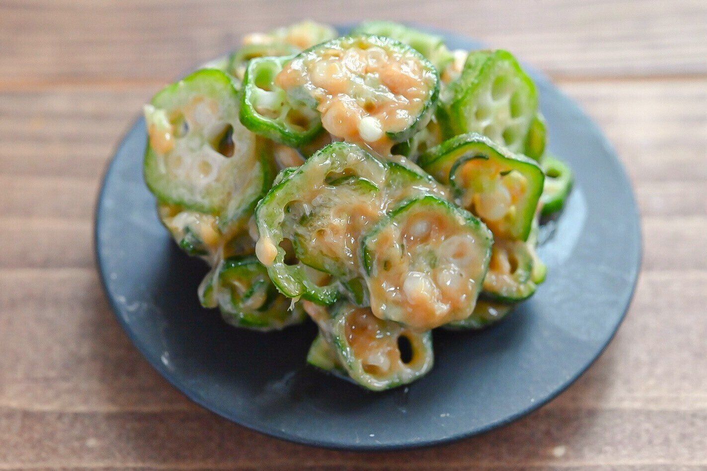 黒い皿にもられたオクラのねりごま和え