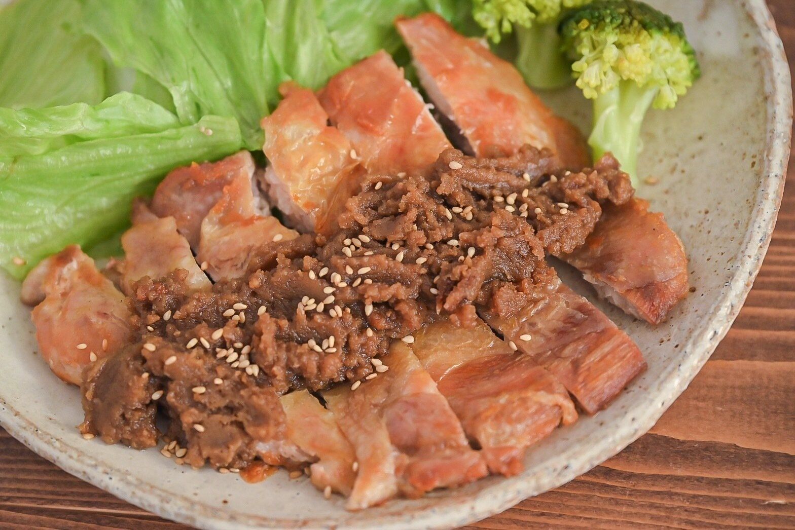 皿に盛られたグリルチキンのねりごまみそがけ