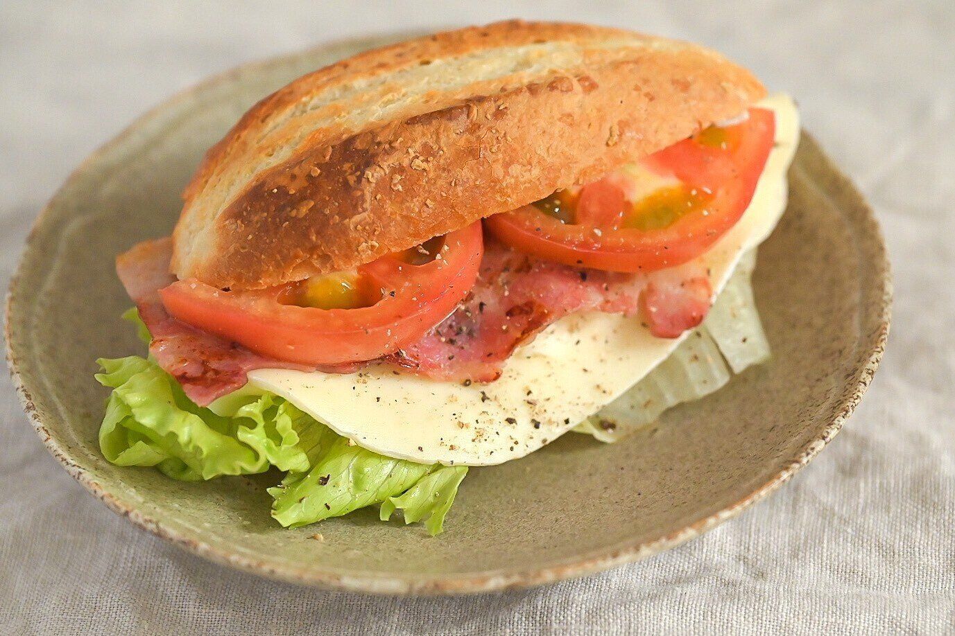 皿に盛られたBLTサンド