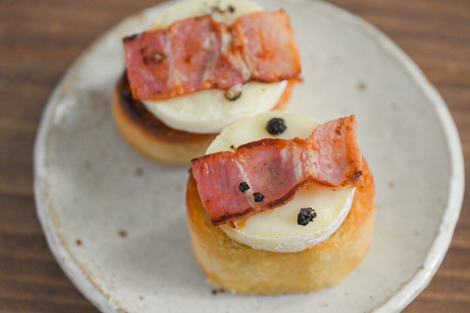 陶器の皿に盛られたベーコンとチーズのガーリックバゲット