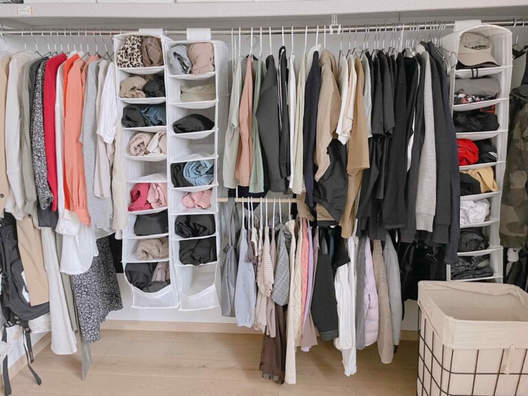 【家族4人分の洋服収納】すっきりクローゼットを叶える！100均アイテムを使ったワザ3選