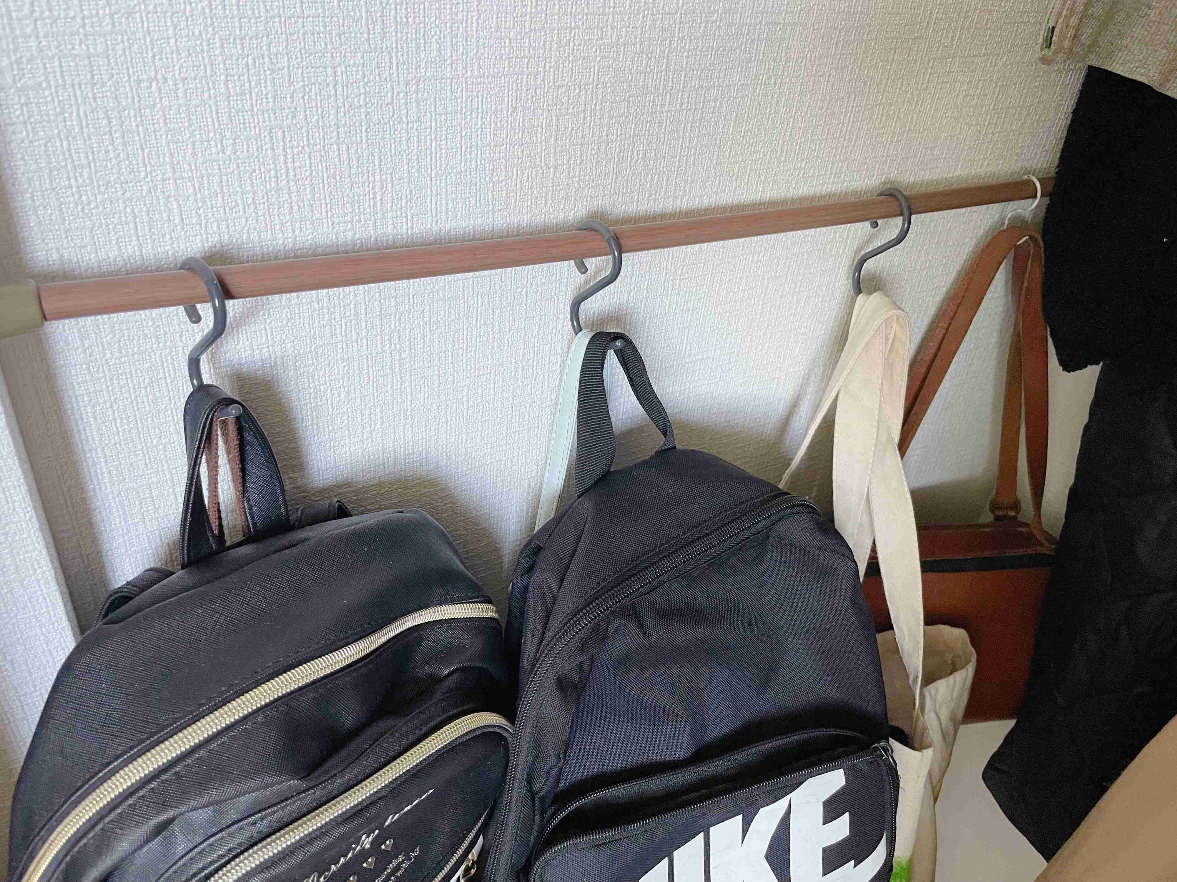 突っ張り棒を使ったカバン収納