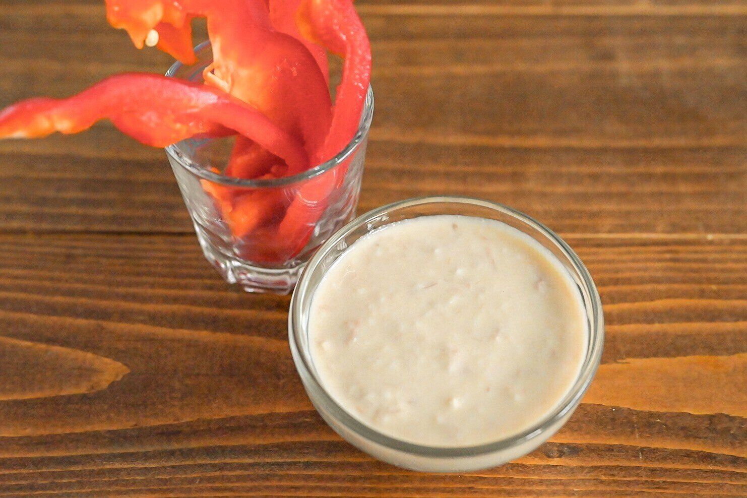 グラスに入った豆腐ツナディップと添えられたパプリカ