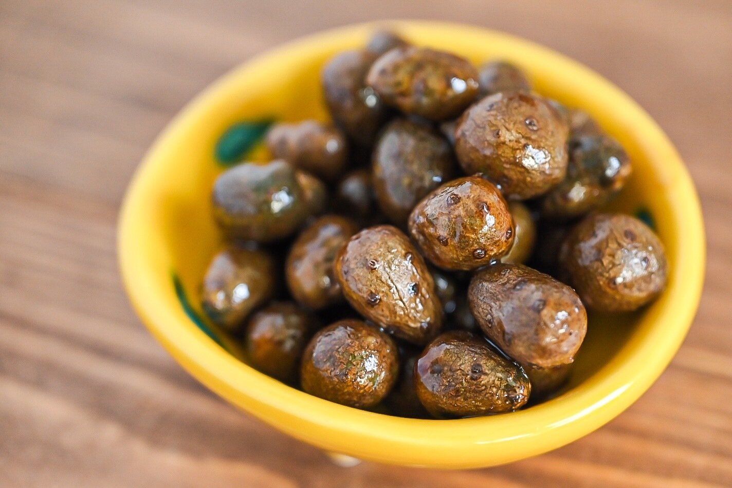 黄色の皿に盛られたバターめんつゆ炒め