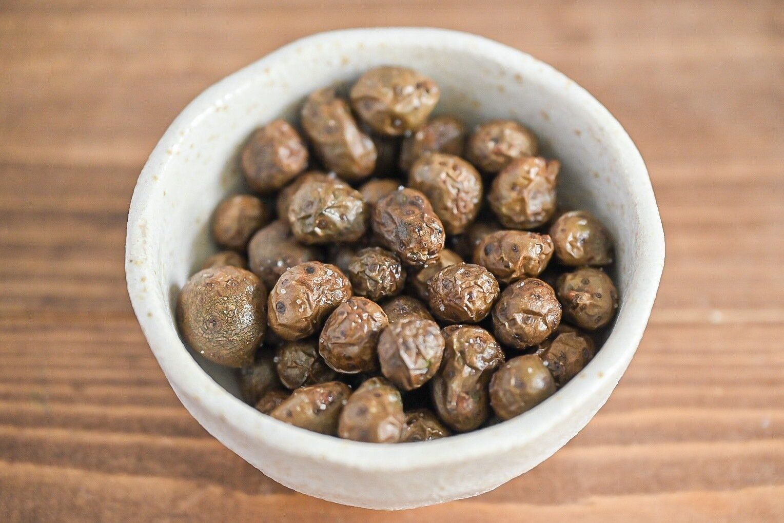 白い皿に盛られたむかごの素揚げ