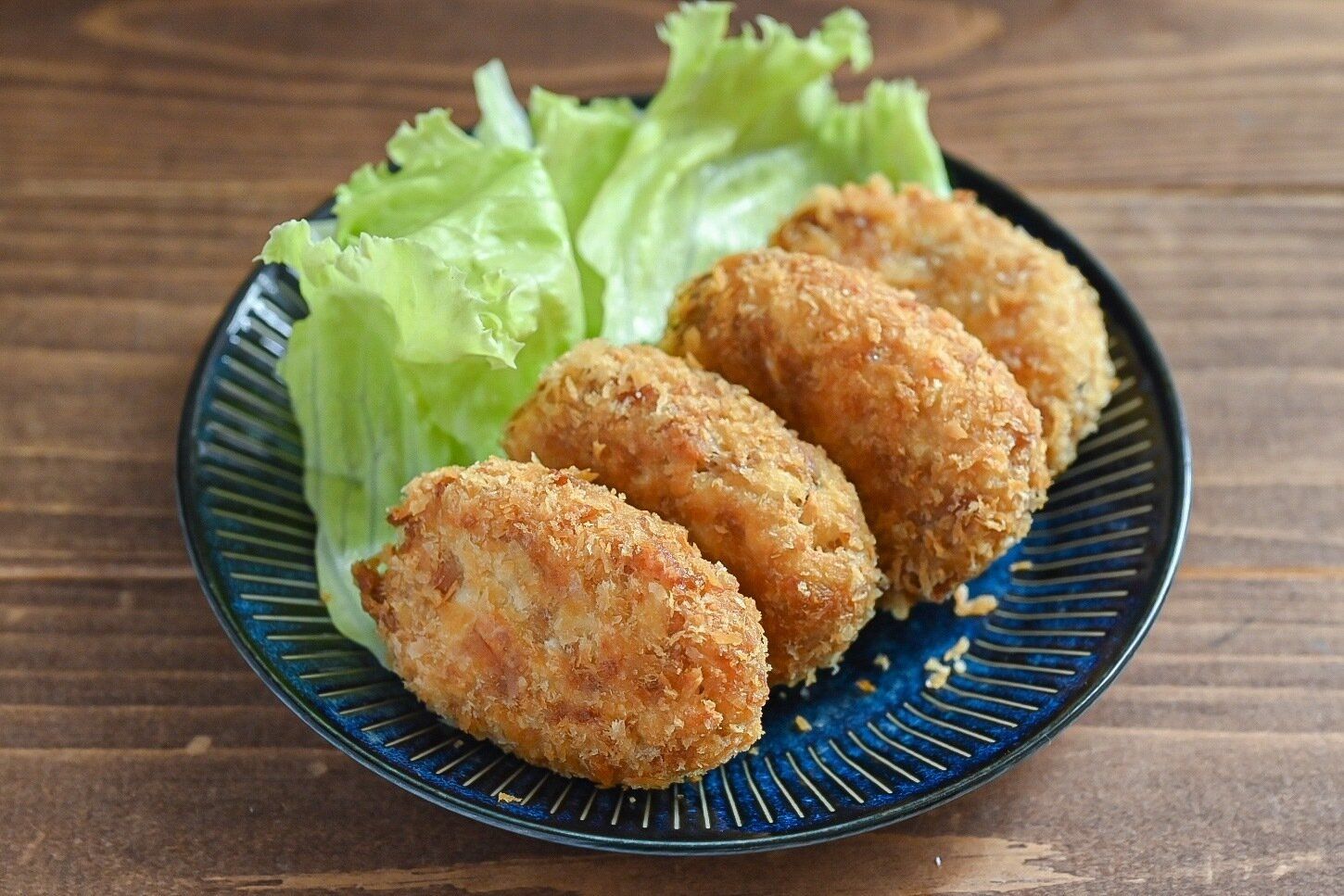 青い皿に盛られた豆腐コロッケ