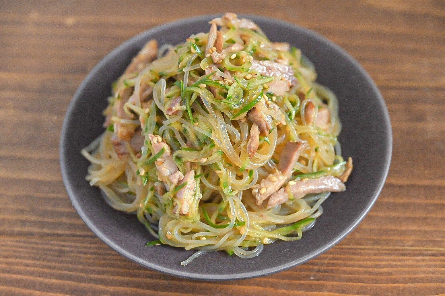 皿に盛られた焼豚はるさめサラダ