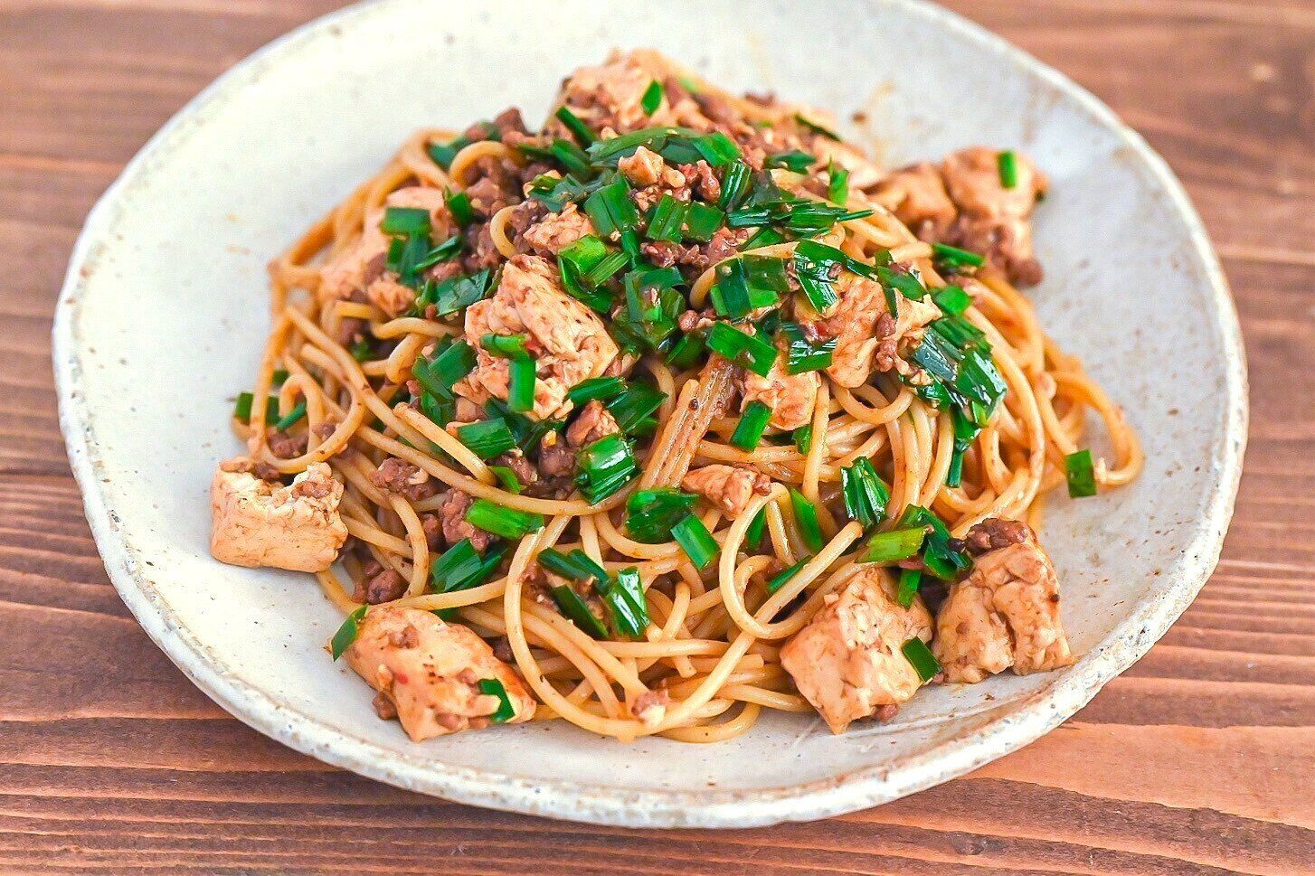 皿に盛られた黒麻婆パスタ