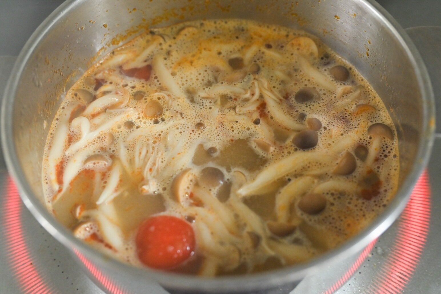 鍋に入ったしめじとミニトマトの入った鍋