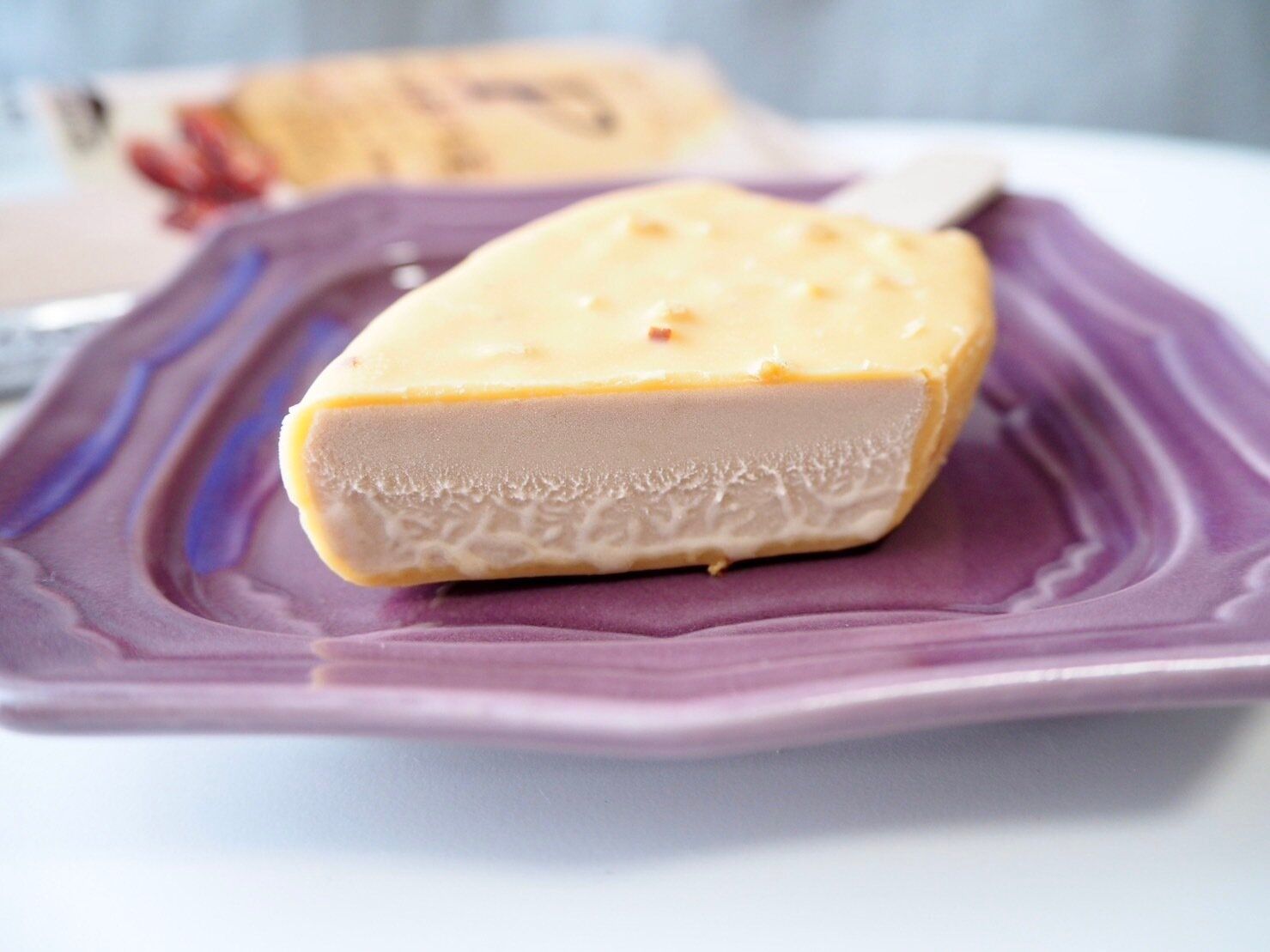 シャトレーゼ「ピュルテ ナッティ&キャラメル キャンディングアーモンド入り」断面写真