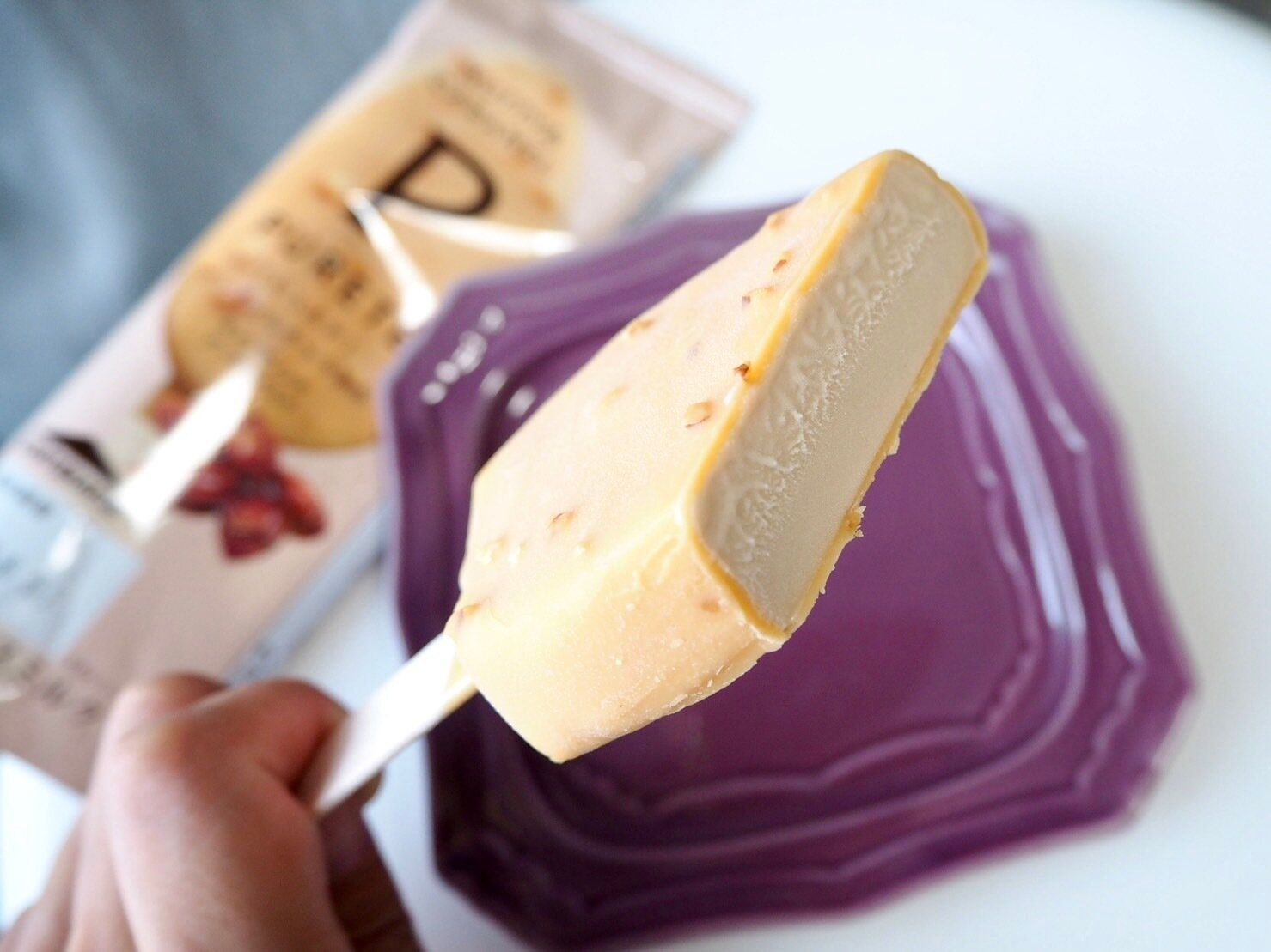 シャトレーゼ「ピュルテ ナッティ&キャラメル キャンディングアーモンド入り」断面写真