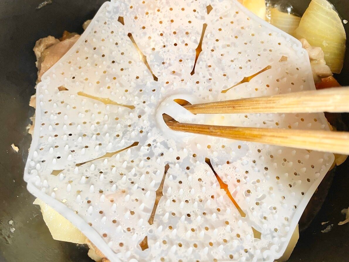 あく取り落とし蓋をはしで取り出す