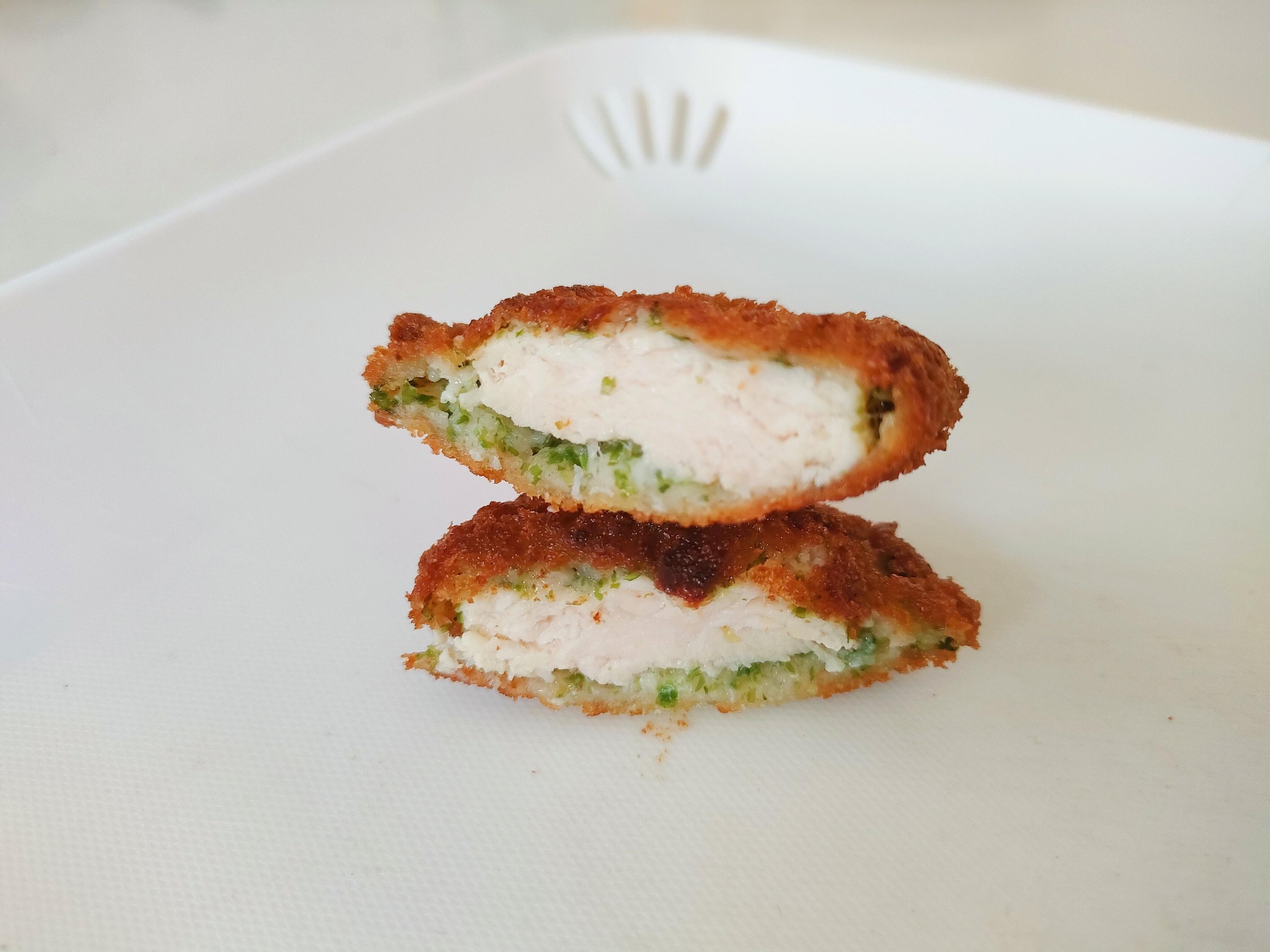 揚げたのり塩カツを半分にカットした断面