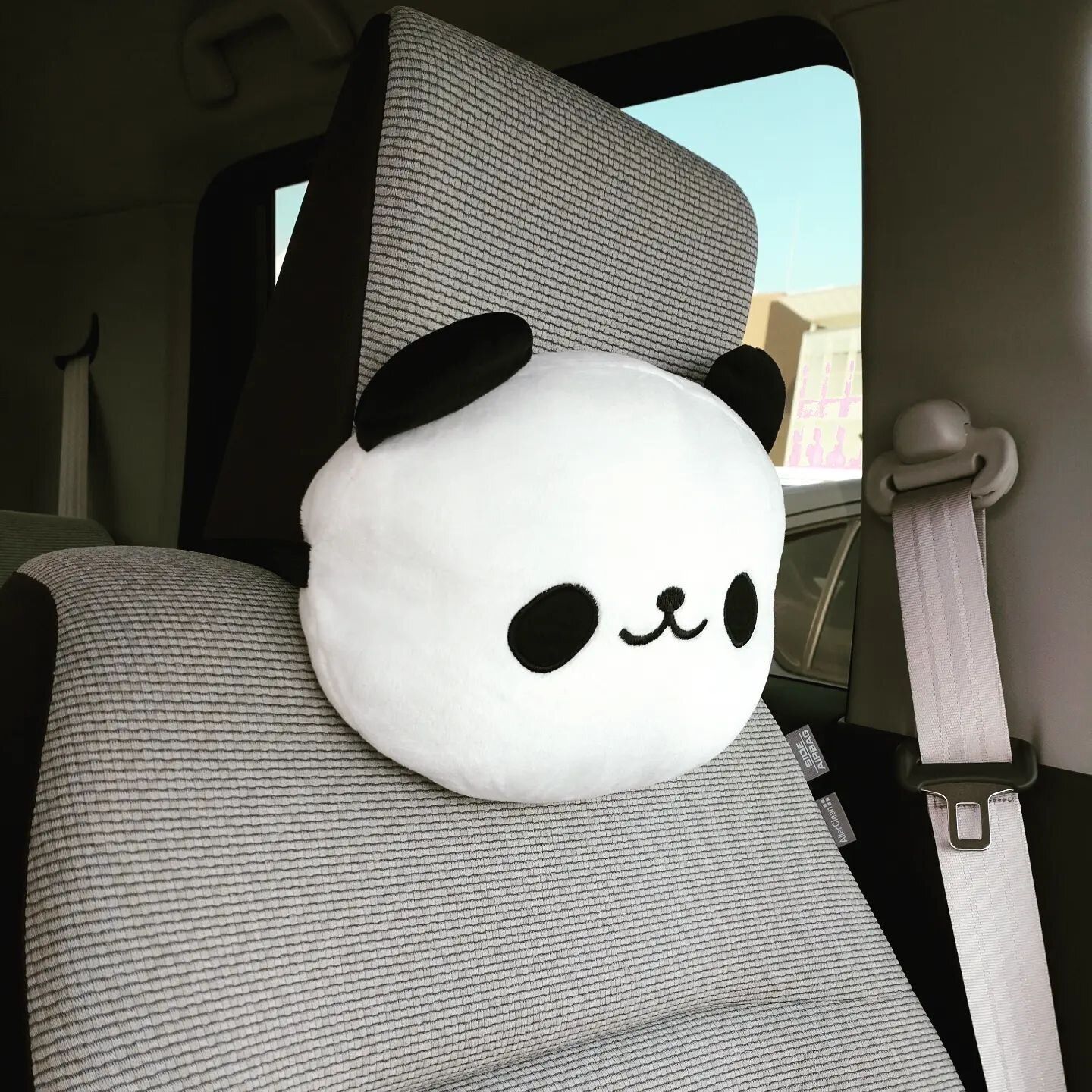 ふわもこな見た目にもいやされる「アニマルネッククッション」