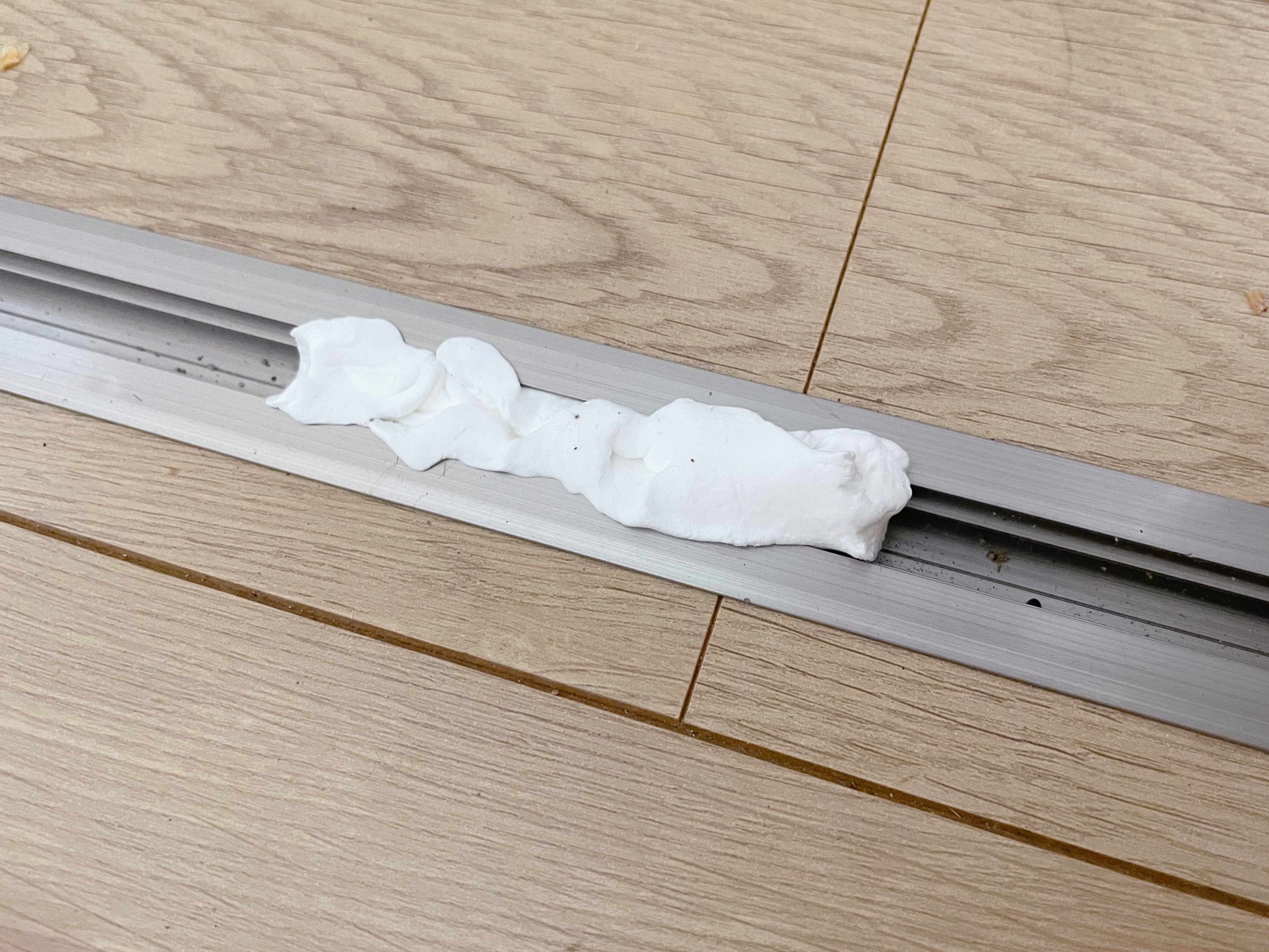 粘土遊びの感覚でスキマ掃除できる