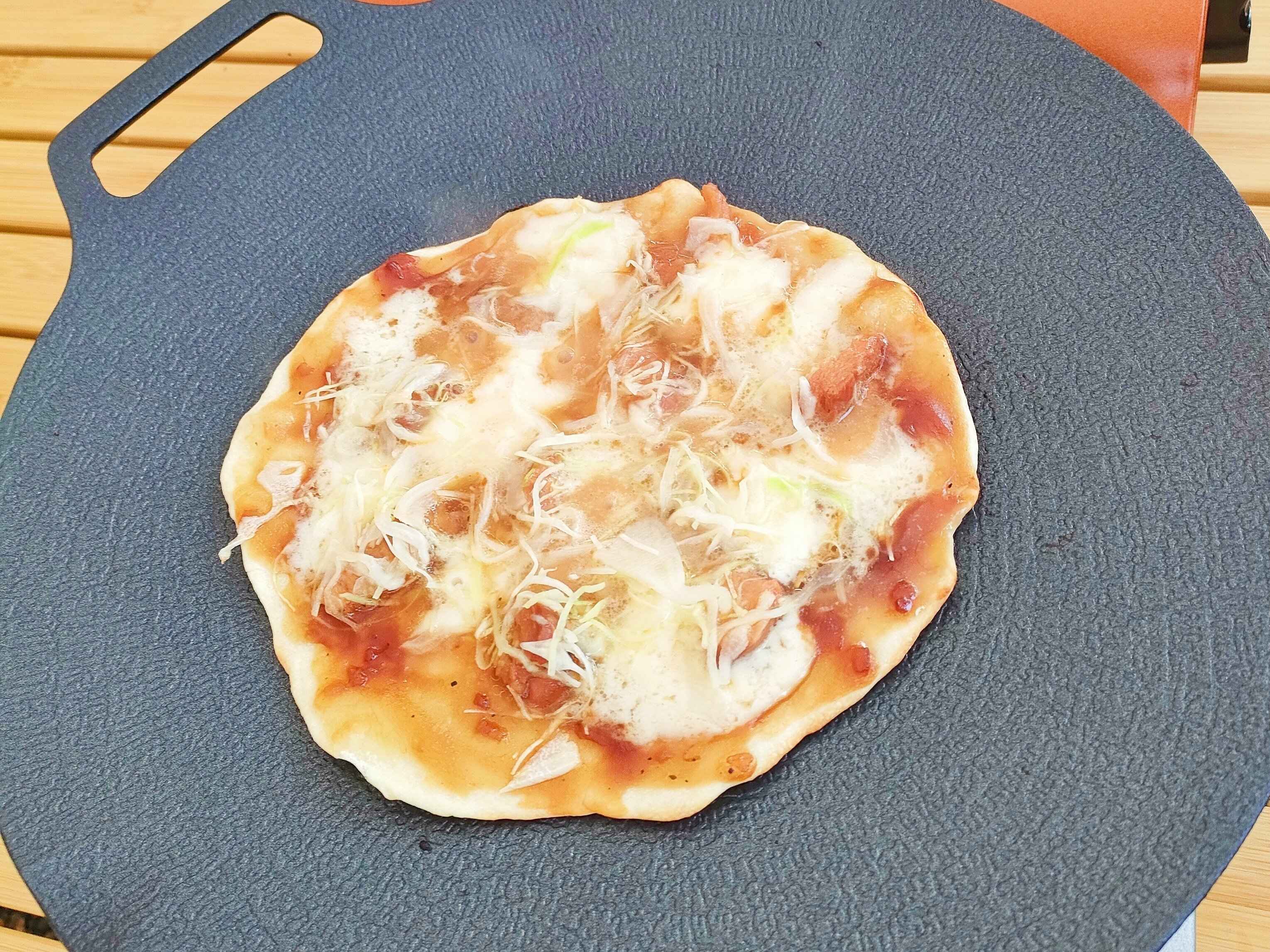 テリヤキスターを塗った照り焼きチキンピザ