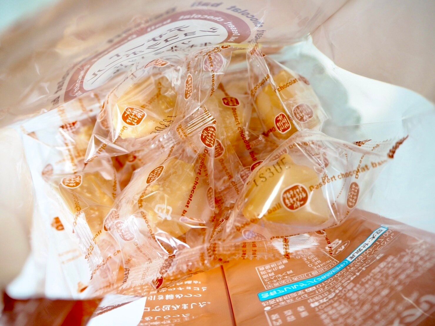 シャトレーゼ「デザートショコラボール ソルティッド生キャラメルバター 20個入」中身の写真