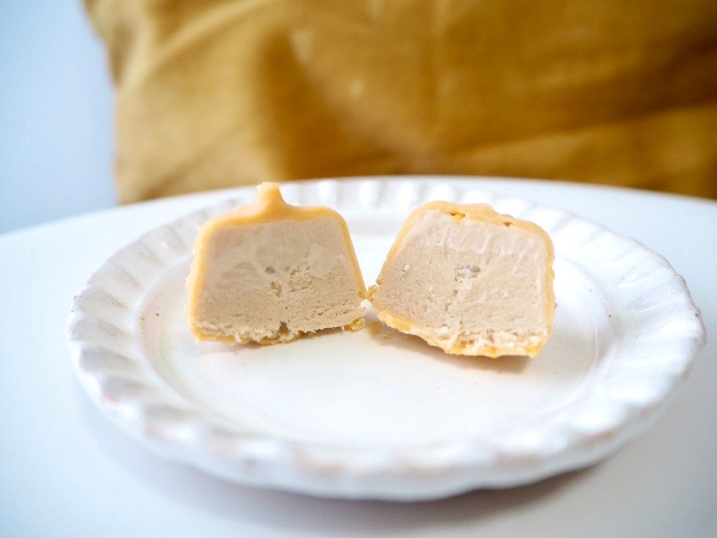 シャトレーゼ「デザートショコラボール ソルティッド生キャラメルバター 20個入」断面写真