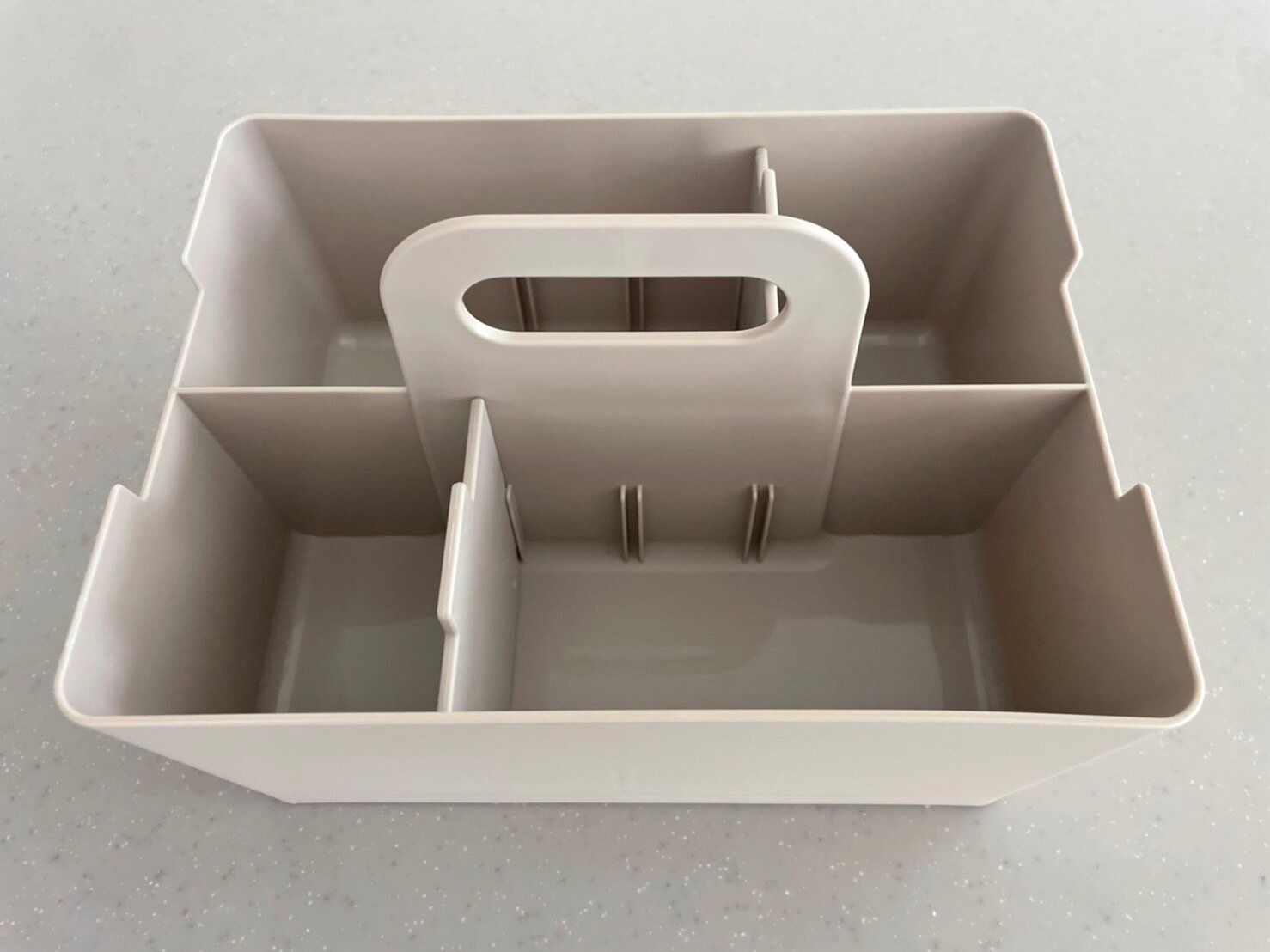 移動できる仕切りで細かく仕分け可能なすぐれもの！