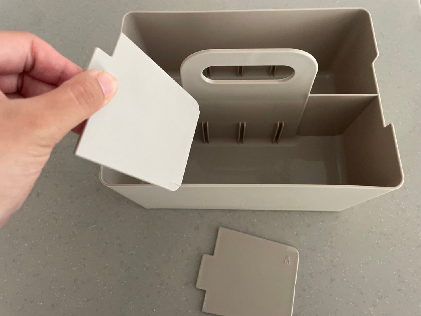 移動できる仕切りで細かく仕分け可能なすぐれもの！