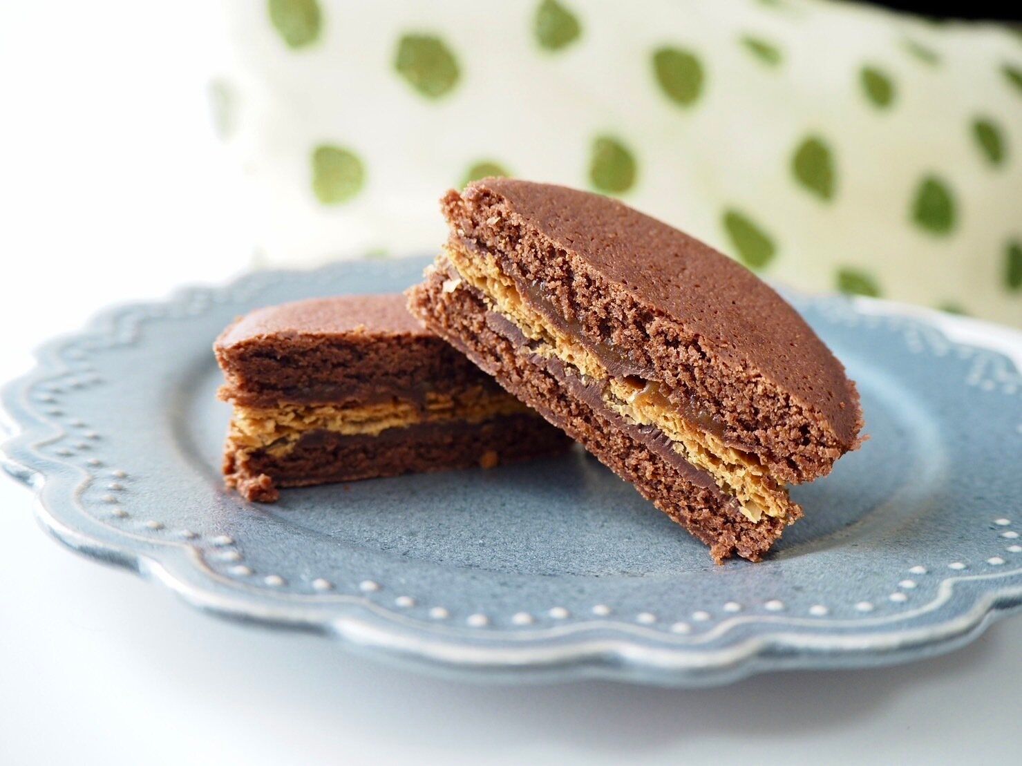 シャトレーゼ「なんばんショコラサンド シュガーロード・キャラメル」断面写真