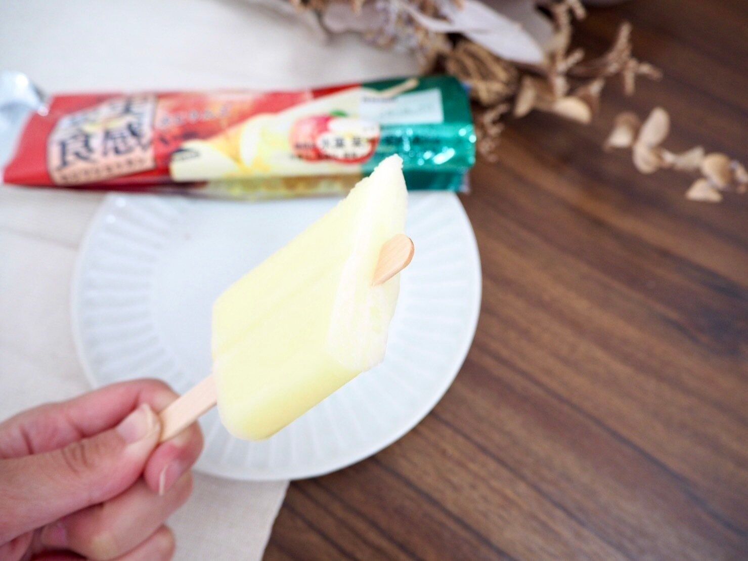 シャトレーゼ「果実食感バー　ふじりんご」断面写真