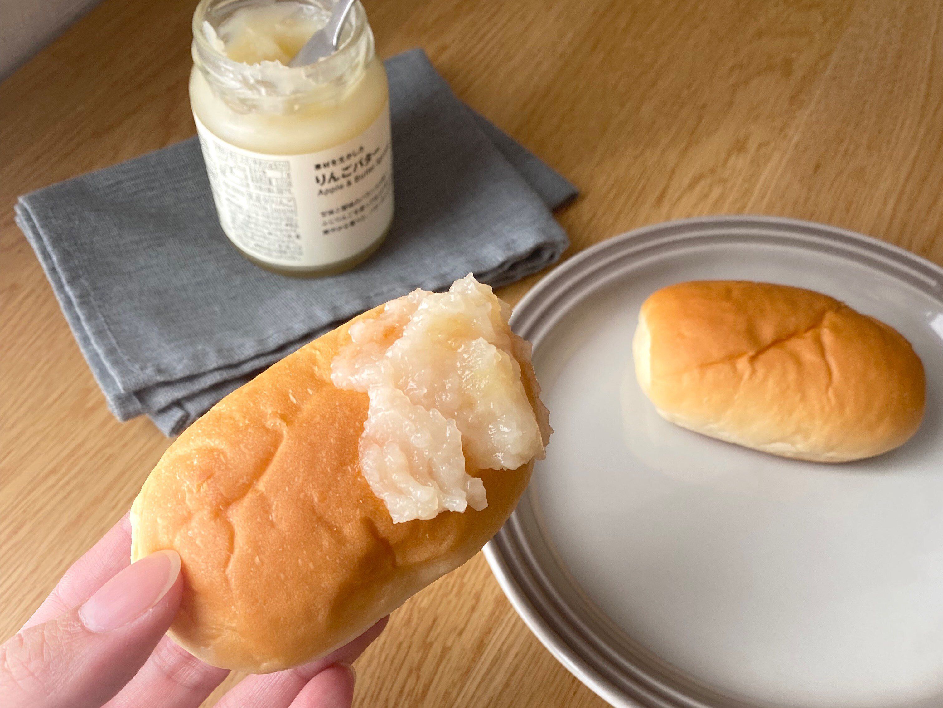 素材を生かしたりんごバターを塗ったパン