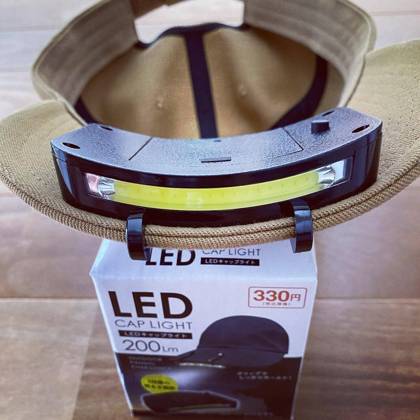 【キャンドゥ】キャップに挟むだけで両手が使える優れもの