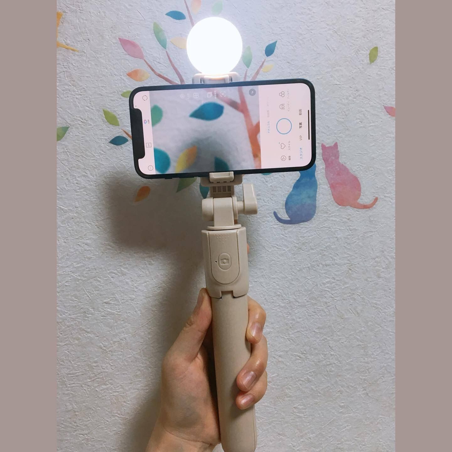 旅行に持っていきたい「LED三脚自撮り棒」