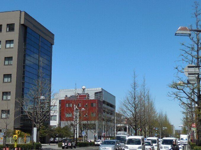 仙台市内の道路と青空