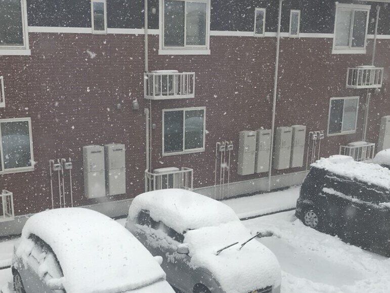 雪が降り積もる駐車場