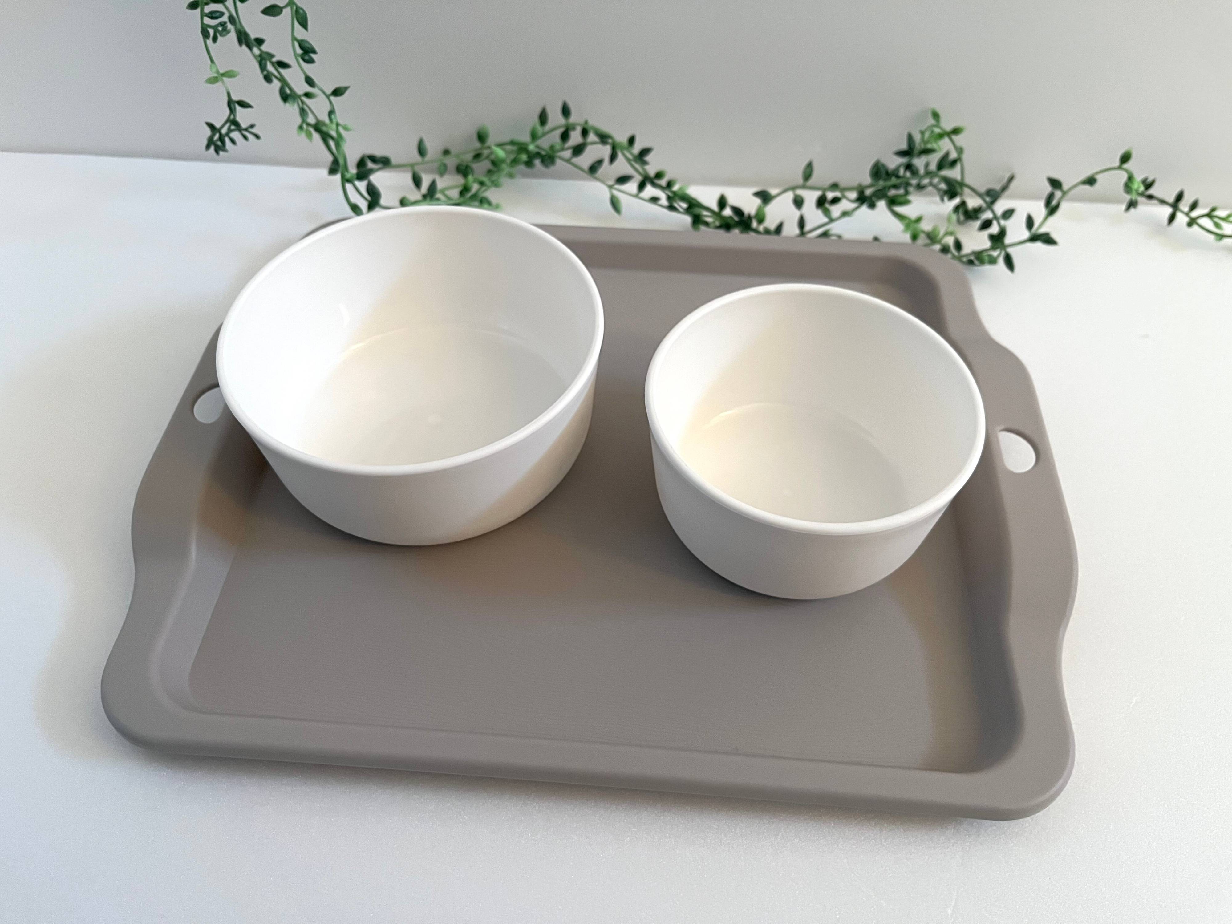 トレーに載せた食器