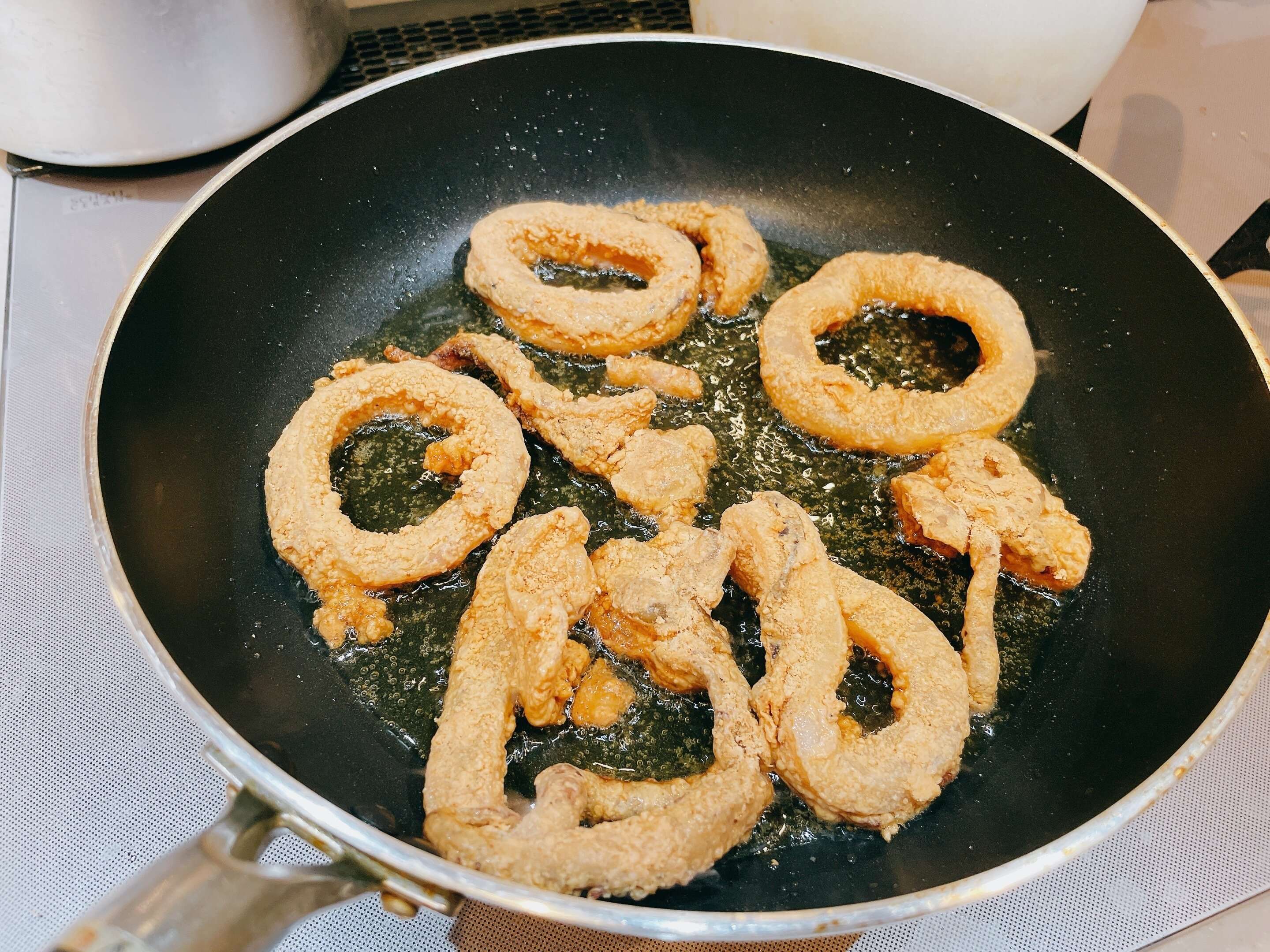 少量の油で揚げられる