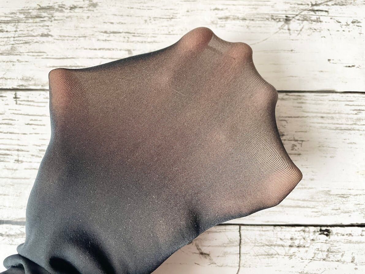 フェイクタイツを手でひろげたところ