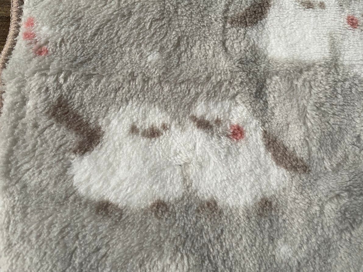 ふんわりフェイスタオル　シマエナガ柄の生地のアップ