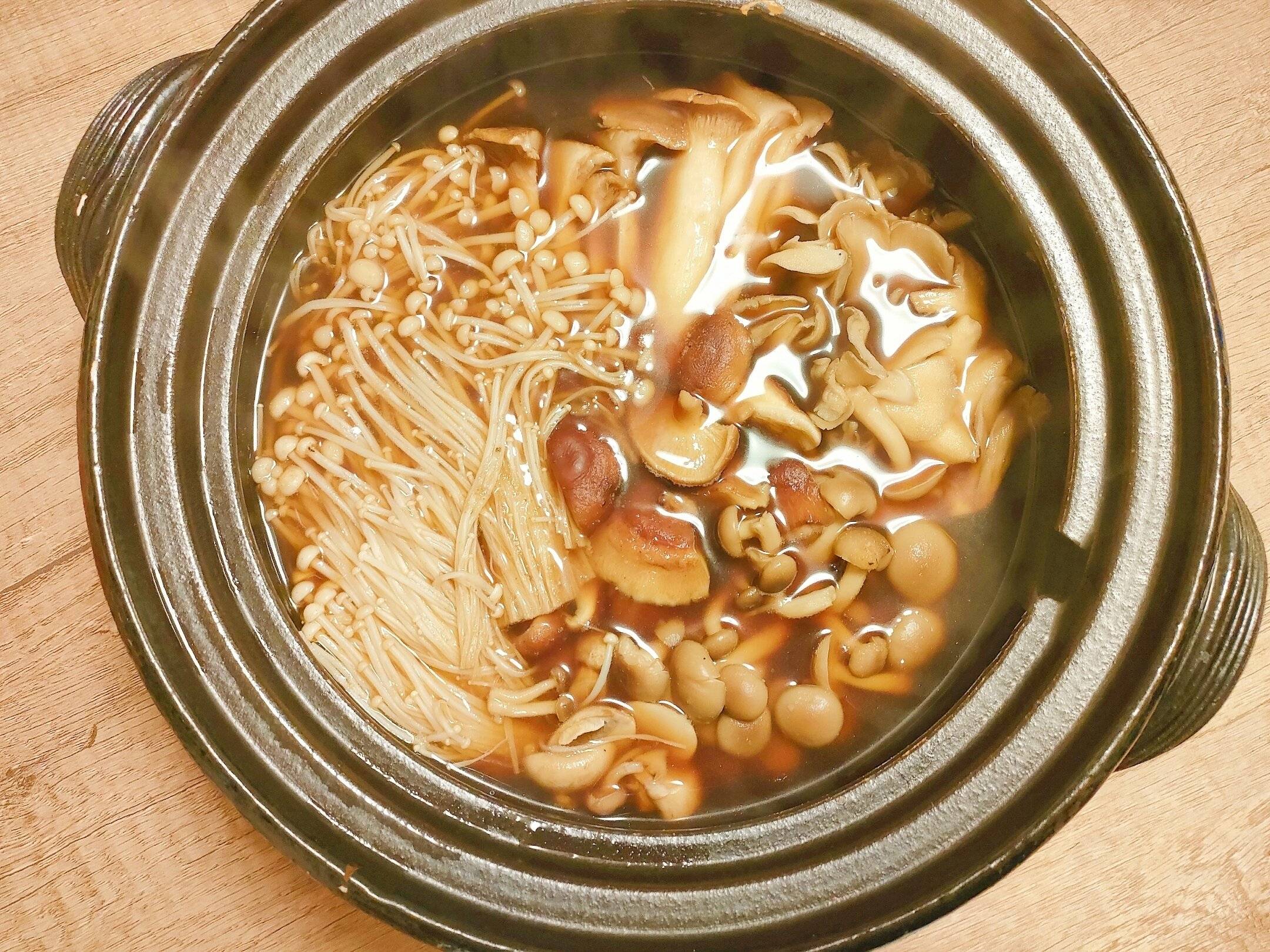 雲南風キノコ鍋